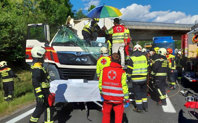 Schwe­rer LKW-Unfall auf der A2 bei Kla­gen­furt