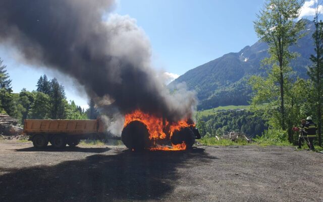 Trak­tor­brand auf Holz­la­ger­platz in Her­ma­gor