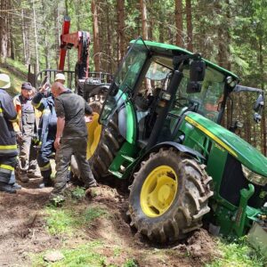 Traktor-Bergung: Gefährlicher Absturz drohte