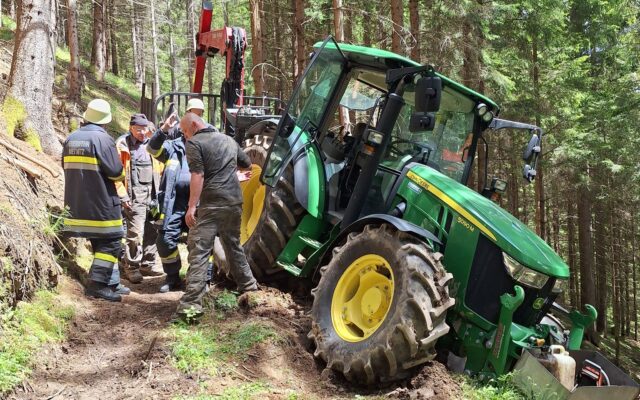 Traktor-Bergung: Gefährlicher Absturz drohte