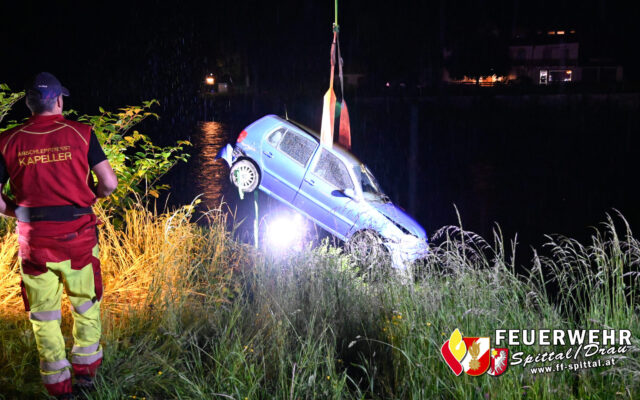 Auto stürzt nahe der Drau über Böschung