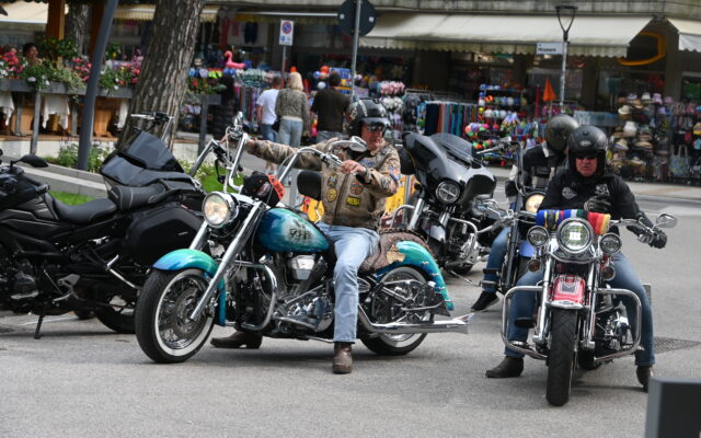 Tausende Biker bevölkerten mit ihren heißen Öfen den Badeort Lignano.
