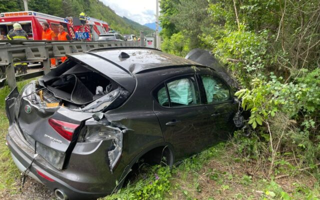 Drei Ver­letz­te bei Unfall auf der A10 bei Wei­ßen­stein