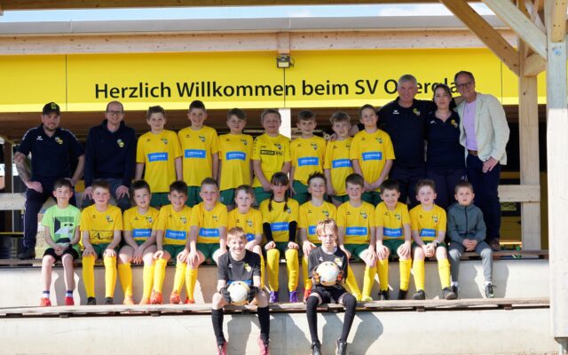 Neue Dres­sen für Fuß­ball­nach­wuchs