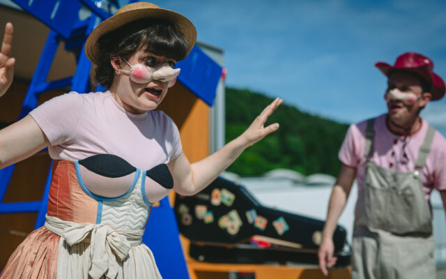 Por­cia-Thea­ter auf Tour