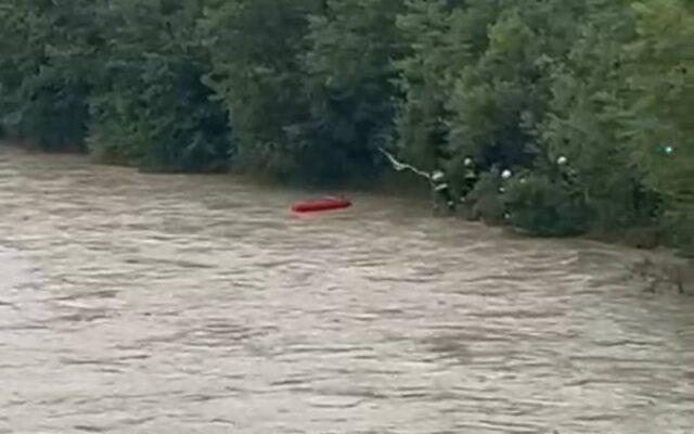 Frau bei Boots­un­fall aus Drau geret­tet