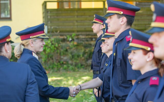 8 neue Polizeischüler:innen ange­lobt