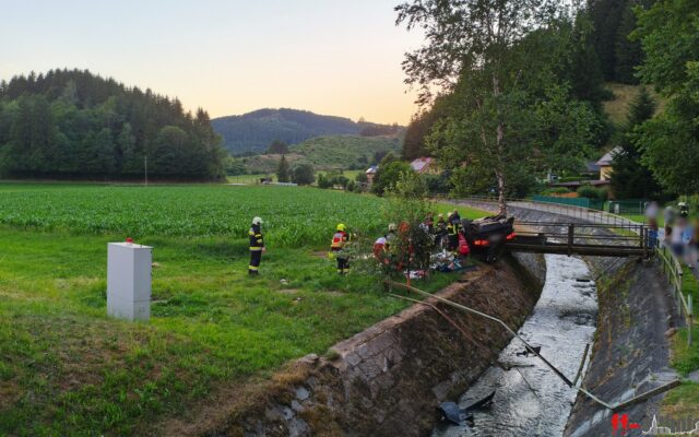Schwe­rer Ver­kehrs­un­fall – drei Per­so­nen ver­letzt