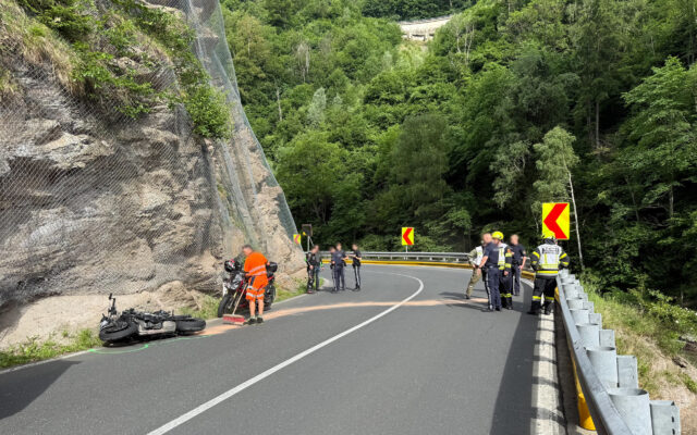 Motorradfahrer stürzt in Fluss