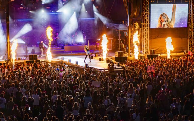 4.500 Fans fei­ern Melis­sa Naschen­weng