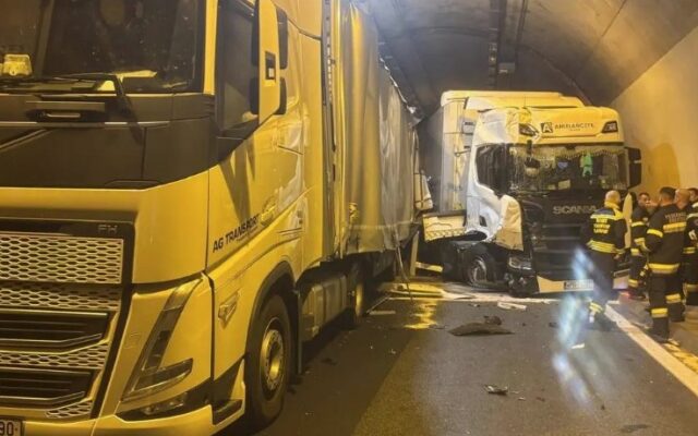 Frau (21) ver­letzt: Unfall mit sechs LKW in Tun­nel