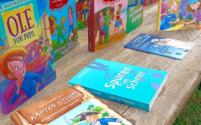 Bücher-Spen­de für Jugend­li­che