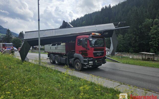 LKW-Kran zer­stör­te Wer­be­ta­fel