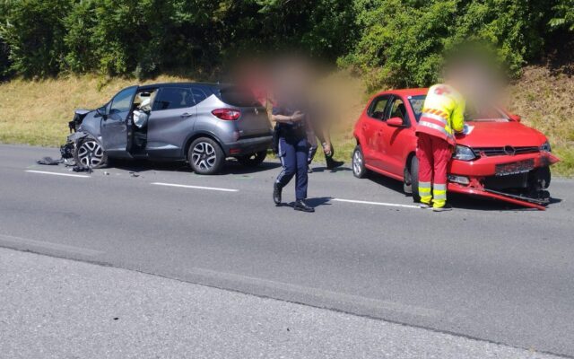 Auf­fahr­un­fall mit drei Fahr­zeu­gen