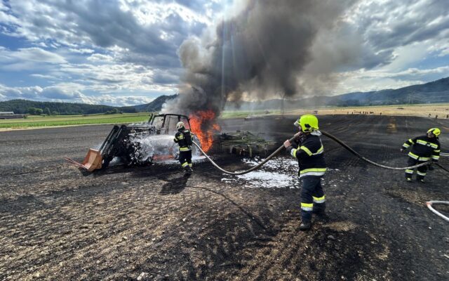 Bren­nen­der Trak­tor setz­te Feld in Brand