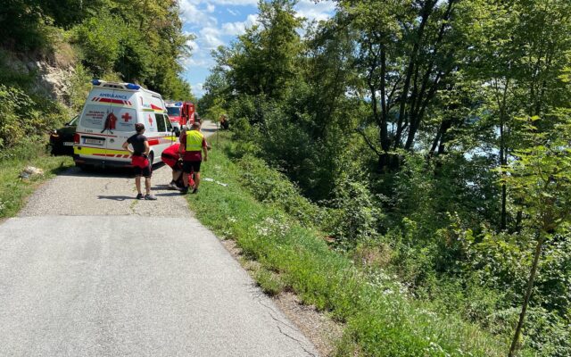 Roll­stuhl­fah­re­rin über Böschung gestürzt