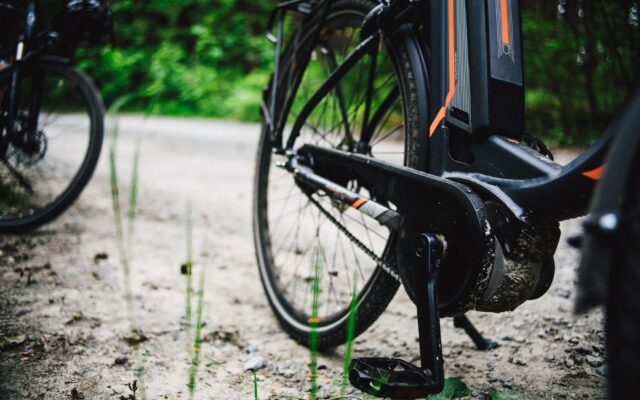 Zwei E‑Biker zusam­men­ge­sto­ßen