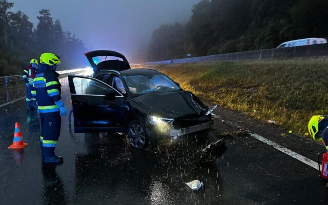 Unfall auf A10 — Zwei Ver­letz­te