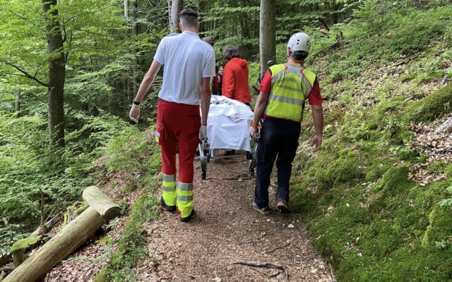 Moun­tain­bi­ker bei Sturz ver­letzt