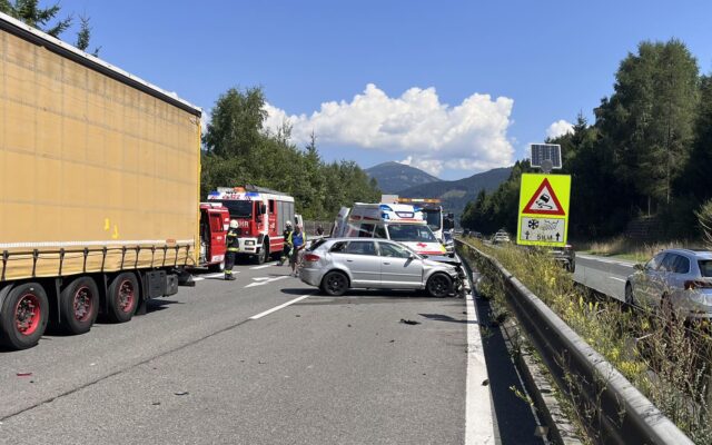 Vier Autos an Crash auf der A10 beteiligt