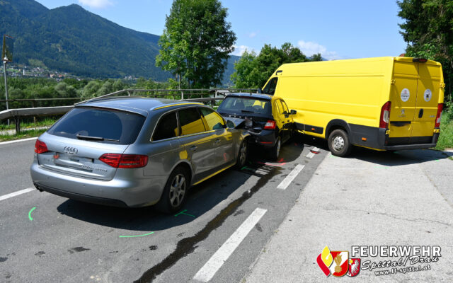 Drei Ver­letz­te bei Auf­fahr­un­fall