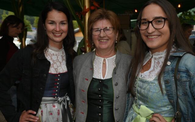 Roß­kestnfest unter dem Kas­ta­ni­en­baum