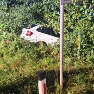 Auto stürzte über Böschung: 19-Jähriger schwer verletzt