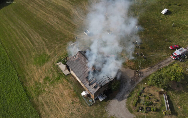 Wirt­schafts­ge­bäu­de stand in Voll­brand