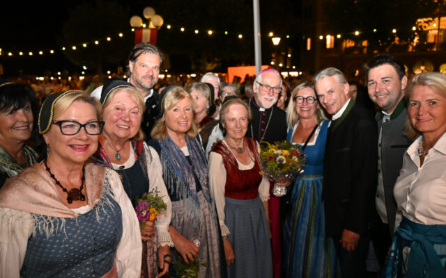 71. Mari­en­schiffs­pro­zes­si­on erleuch­tet Vel­den