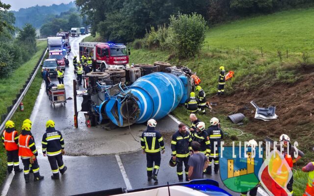 Beton­mi­scher über­schlägt sich auf B94