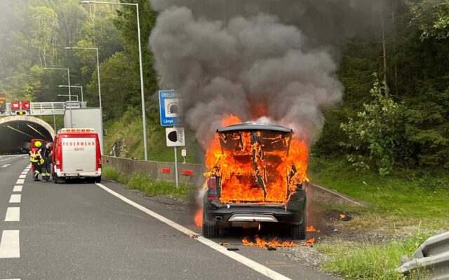 Fahrzeug brennt nach Motorschaden auf A2 völlig aus