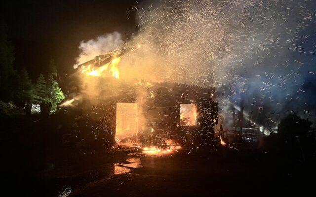 Alm­hüt­te in Voll­brand