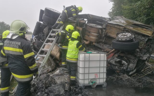 Sat­tel­schlep­per kippt um und gerät in Voll­brand