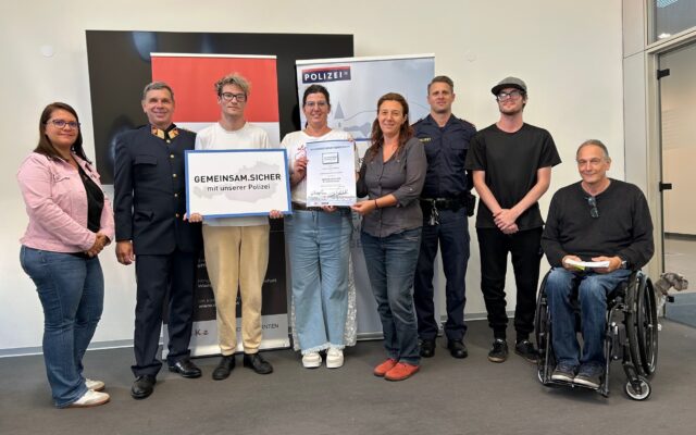 Poli­zei und „Mensch zuerst“ schlie­ßen Part­ner­schaft