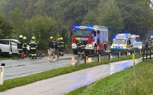 Auto auf B81 über­schla­gen