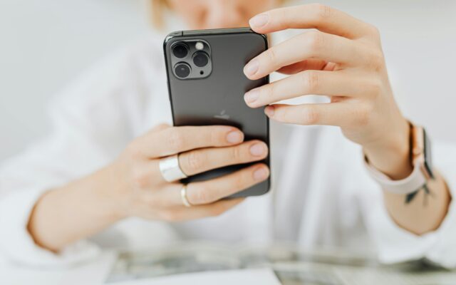 Frau ist Opfer von SMS-Betrug gewor­den