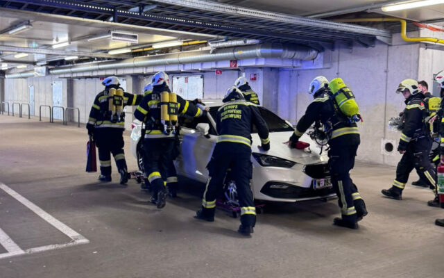 Brand in Park­ga­ra­ge eines Möbel­hau­ses