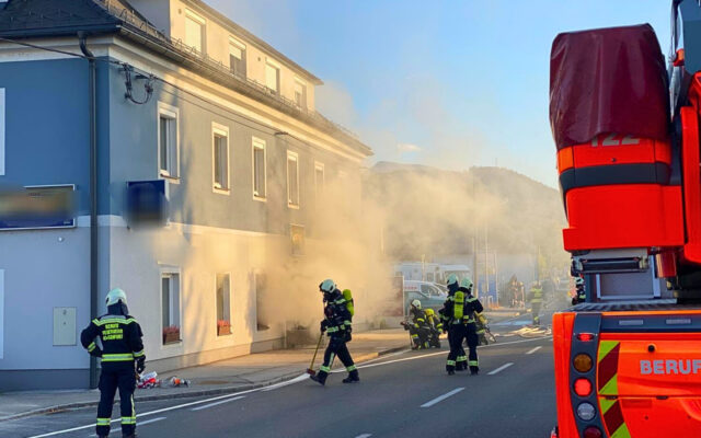 Küche nach Explo­si­on in Voll­brand