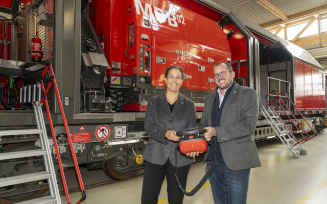 ÖBB prä­sen­tie­ren inno­va­ti­ven Hydro­jet im Lavant­tal