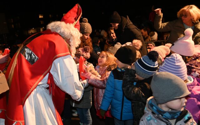 Advent­markt mit Niko­laus