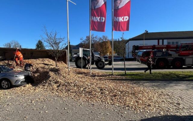 Anhänger mit Hackschnitzeln kippt in Ebenthal um
