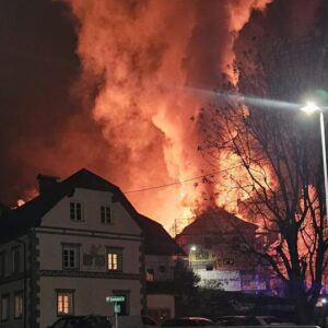 Volksschule: Feuerwehren kämpften gegen Flammen