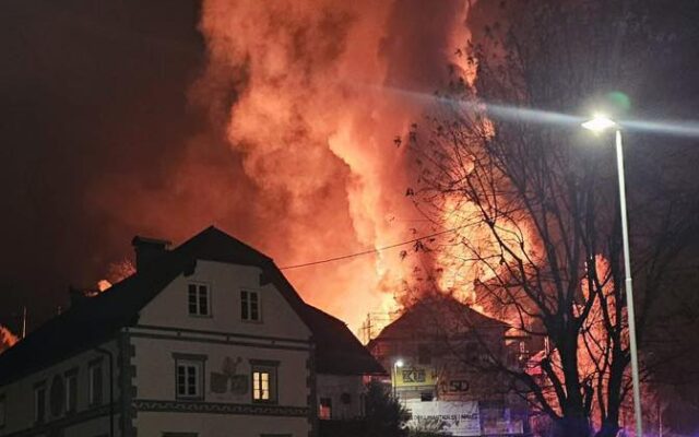 Volksschule: Feuerwehren kämpften gegen Flammen