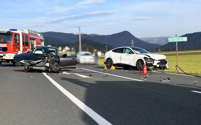 Zwei Frau­en bei Unfall ver­letzt