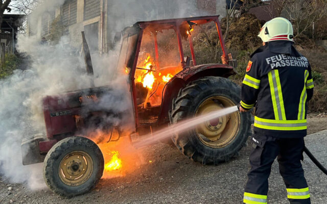Fahr­zeug­brand beim Trak­tor­start