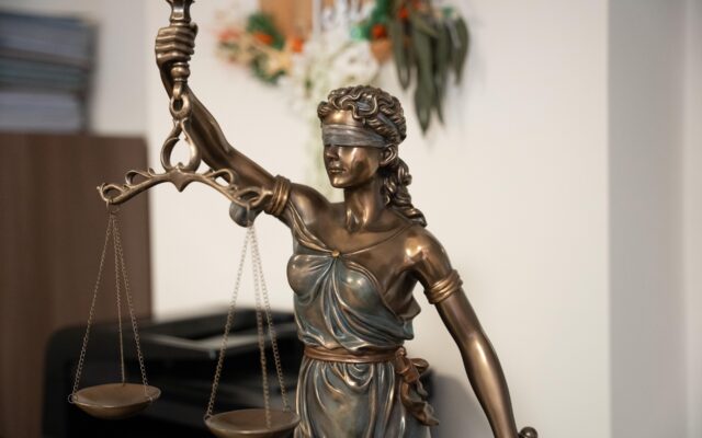 Betrü­ger gibt sich als Staats­an­walt aus