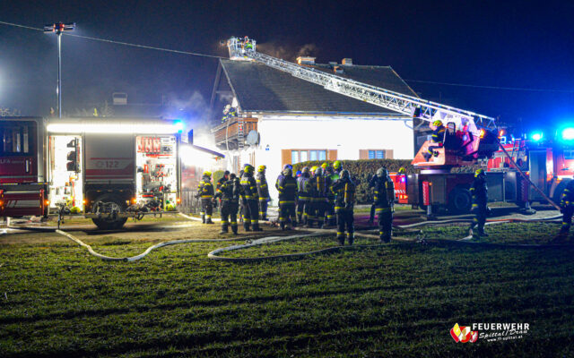 Brand: Ein­fa­mi­li­en­haus schwer beschä­digt