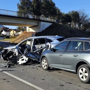 Drei Verletzte: Crash mit vier Autos