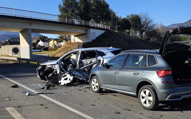 Drei Verletzte: Crash mit vier Autos