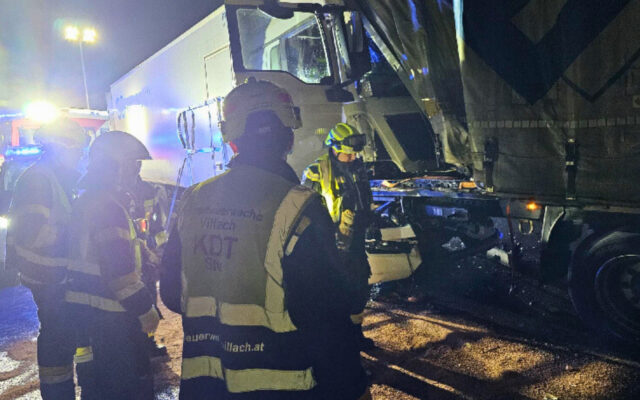 Lkw fährt auf Stau­en­de auf